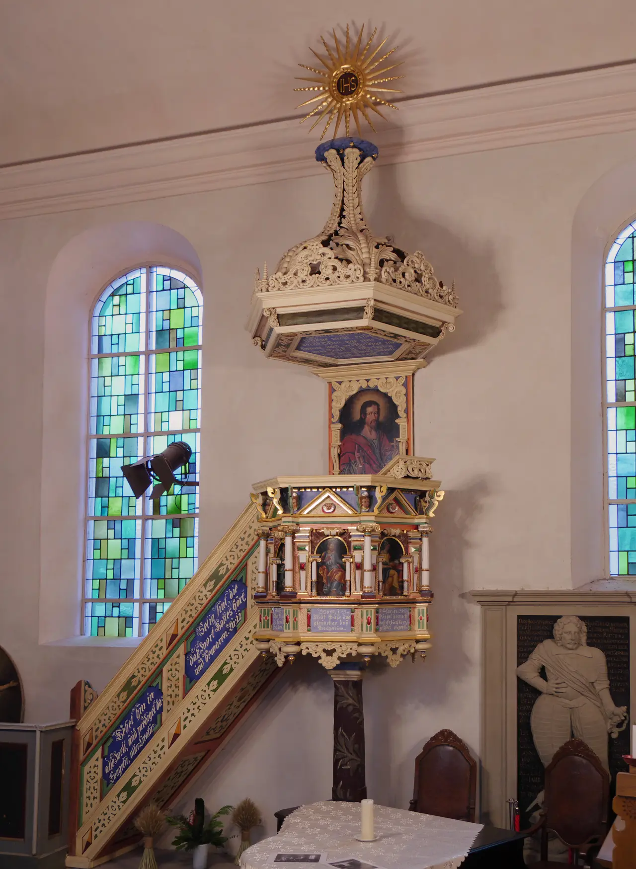 Die Kanzel stammt aus dem Jahre 1680. Der Kanzelkorb trägt wie gewöhnlich die Bilder der Evangelisten mit Tiersymbolen. Der kronenartige Schalldeckel trägt ganz oben den Christustitel IHS (Iesus Hominem Salvator) im göttlichen Strahlenkranz, was Erlöserdes Menschen bedeutet.