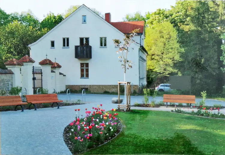 Der Vorplatz der Groß Glienicker Dorfkirche ist benannt worden nach Wilhelm Stintzing (1914-2014).