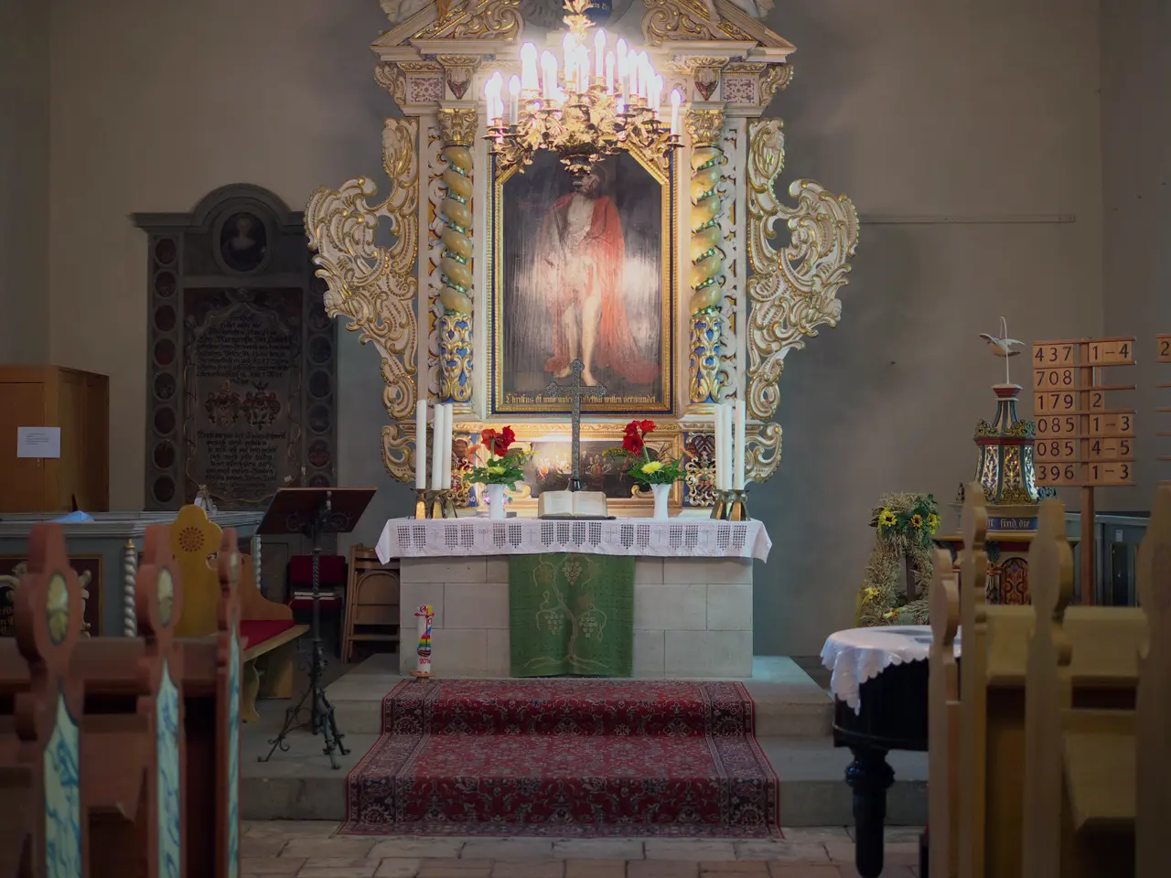 Der Altar ist das beherrschende Objekt dieser Kirche. Er hat die zeittypische Ädikulaform, ein säulengerahmtes übergiebeltes Altarbild. Die Altarwangen und Umrahmungen im üppigen Blattwerk stammen vielleicht von dem Berliner Holzschnitter Casper Schauer, der zur gleichen Zeit in Dallgow arbeitete Dort sieht der Altar ganz ähnlich aus.