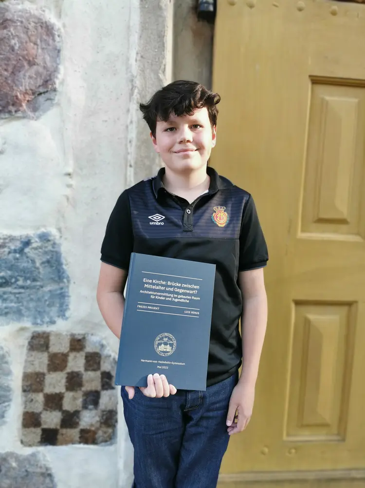 Luis Venus mit seinem Buch aus dem Freien Projekt des Helmholtzgymnasiums in Potsdam.
