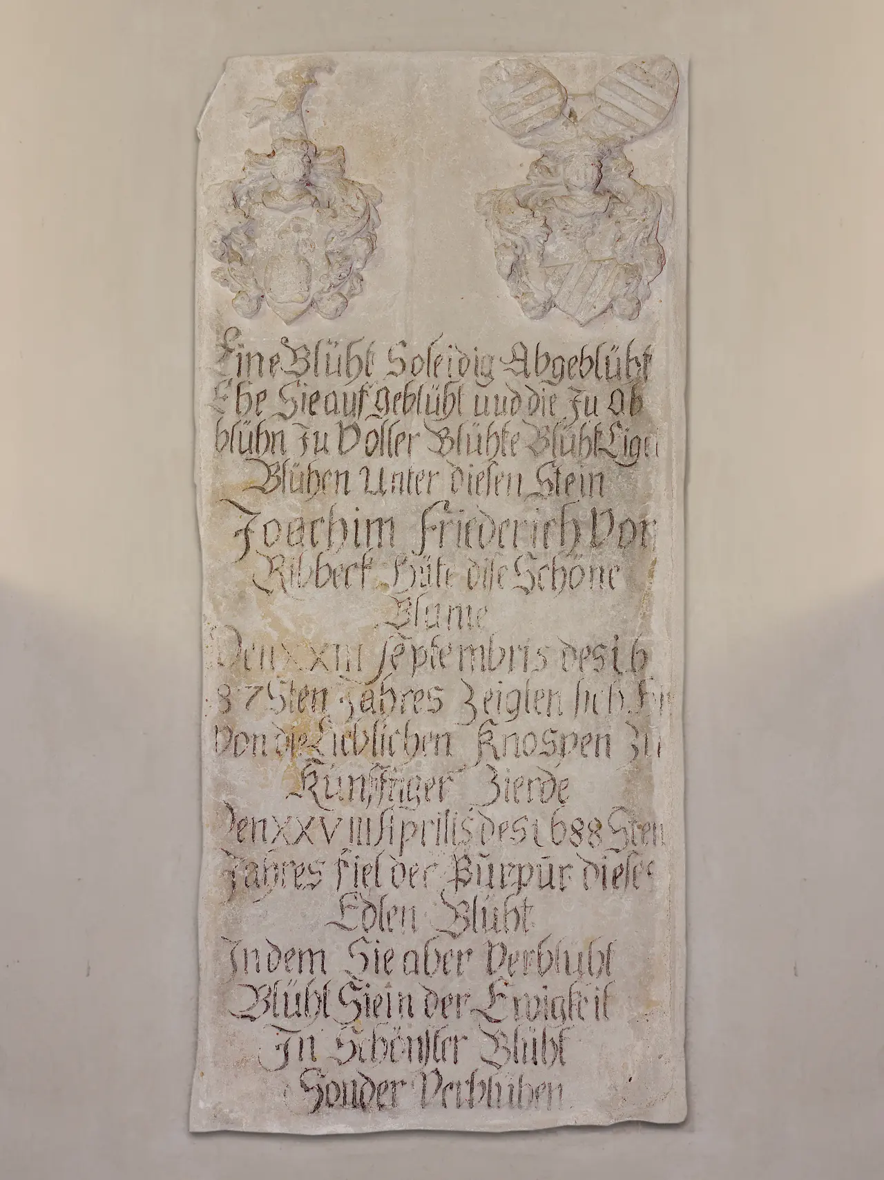 Das westlich der Brautpforte angebrachte schlichte Inschriftenepitaph für Joachim Friedrich von Ribbeck (1687-1688) ist das älteste in der Kirche.