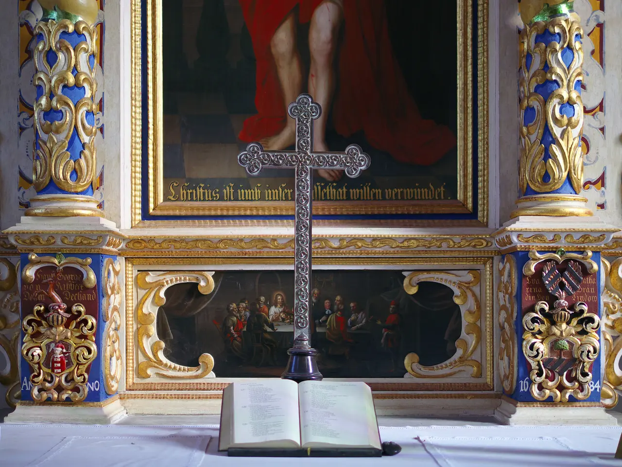 Die Predella zeigt eine Abendmahlsszene. Christus sitzt in der Mitte seiner Jüngerschar, links neben ihm Johannes, der an seiner Brust ruht. Daneben nimmt der Stifter Hans Georg III von Ribbeck den angestammten Platz von Petrus ein. Mit einer Allongeperücke, einem dunklen, eng anschließenden Samtkleid, Spitzenmanschetten und einer Feldbinde bekleidet, schaut er den Betrachter frontal an. Bei der jüngsten Restaurierung ist die Signatur freigelegt worden: Ein gewisser F. Lutherus hat dieses Bild 1683 gemalt