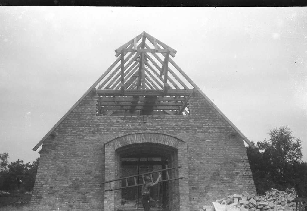 Die Schilfdachkapelle im Rohbau, kurz vor dem Richtfest